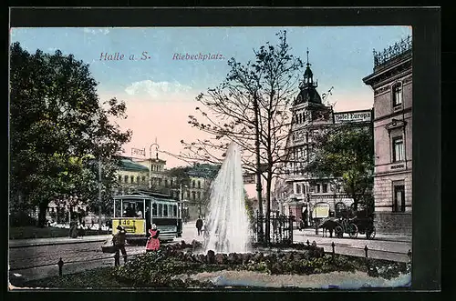 AK Halle a. S., Brunnen am Riebeckplatz mit Passanten und Strassenbahn