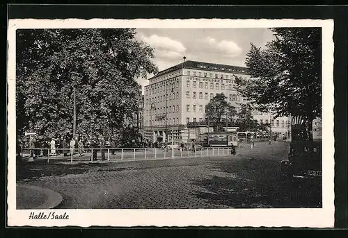 AK Halle /Saale, Strassenpartie vor dem Hotel goldene Kugel mit Strassenbahn