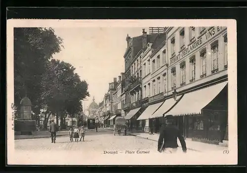 AK Douai, Place Carnot, Strassenbahn