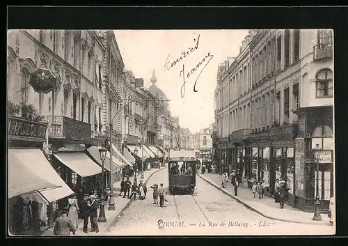 AK Douai, La Rue de Bellain, Strassenbahn