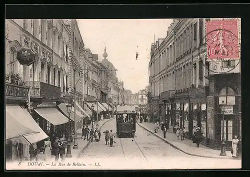 AK Douai, La Rue de Bellain, Strassenbahn