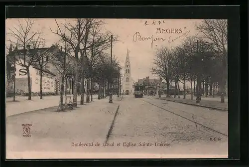 AK Angers, Boulevard de Llaval et Eglise Sainte-Thérèse, Strassenbahn