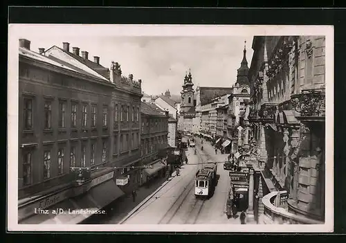 AK Linz /Donau, Landstrasse aus der Vogelschau mit Strassenbahn