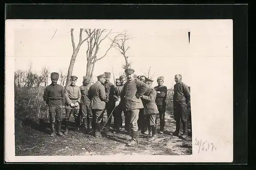 Foto-AK Waffenstillstand 1917, Verbrüderung deutscher und russischer Soldaten