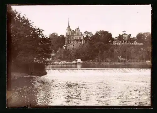 Fotografie Brück & Sohn Meissen, Ansicht Grimma, Muldenwehr mit Villa im Hintergrund