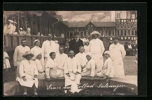 Foto-AK Bad Salzungen, Gruppenaufnahme von Kurgästen