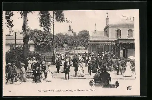 AK Le Vesinet, Devant la Gare