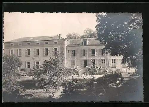 AK Montfort-L`Amaury, Häuseransicht im Grünen