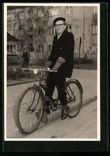 Foto-AK Bürgerlicher Herr auf einem modernen Fahrrad