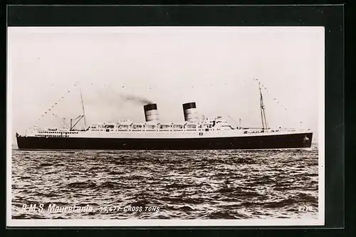 AK Passagierschiff RMS Mauretania in Flaggengala sticht in See