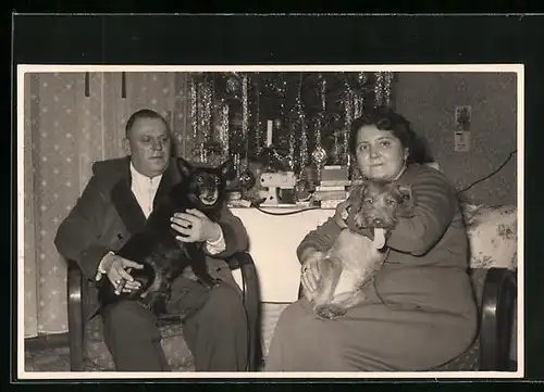 AK Mann mit Hund und Zigarre, Frau mit Rauhaardackel unterm Weihnachtsbaum
