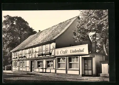 AK Ilsenburg /Harz, FDGB-Café Lindenhof mit Strassenpartie