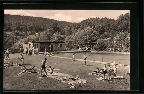 AK Wolfsburg-Unkeroda, Waldbad mit Badegästen