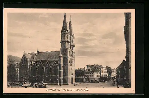 AK Meiningen /Thür., Strassenpartie am Marktplatz mit der Stadtkirche