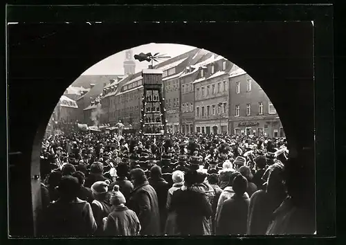 AK Schneeberg /Erzgeb., Belebter Weihnachtsmarkt