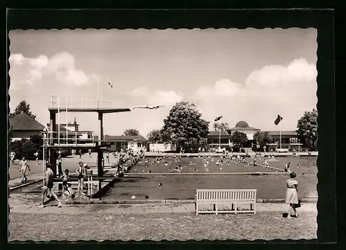 AK Waltershausen /Thür., Schwimmbad mit Sprungturm