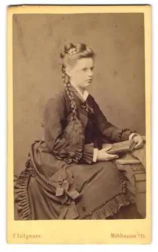 Fotografie F. Tellgmann, Mühlhausen i. Th., Portrait junge Frau im Biedermeierkleid mit geflochtenem Zof