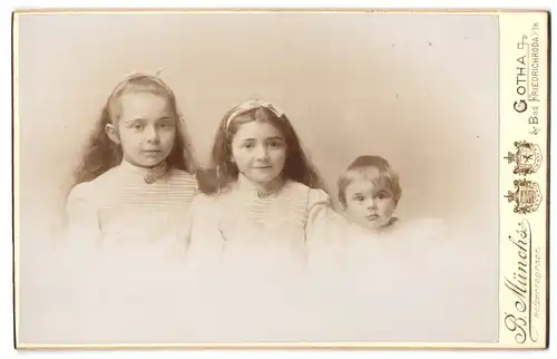 Fotografie B. Münch, Gotha, Portrait drei junge Mädchen in weissen Kleidern der grösse Nach aufgereiht