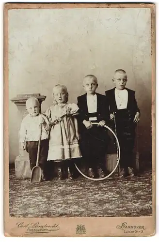 Fotografie Carl Lambrecht, Hannover, Luisen-Str. 3, vier kleine Kinder posieren der Grösse nach im Atelier, Knaben