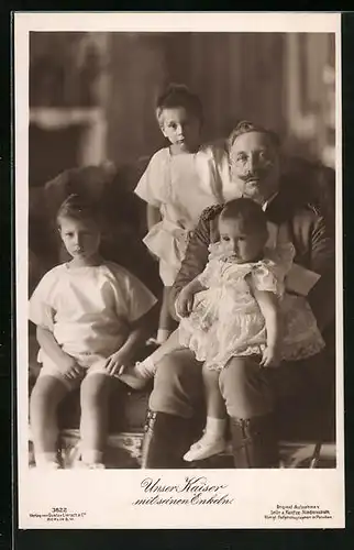 AK Kaiser Wilhelm II. mit seinen Enkelkindern