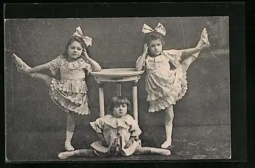 AK Kleine Kinder als Akrobaten
