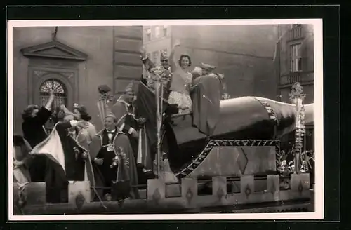 Foto-AK München, Fasching 1957, Festwagen mit Sektflasche