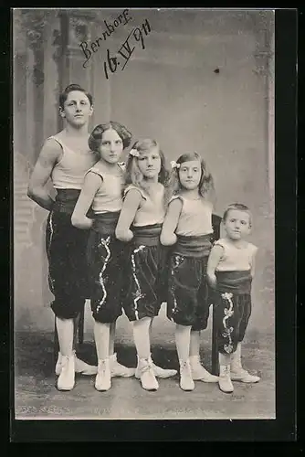 AK Akrobatengruppe aus Kindern