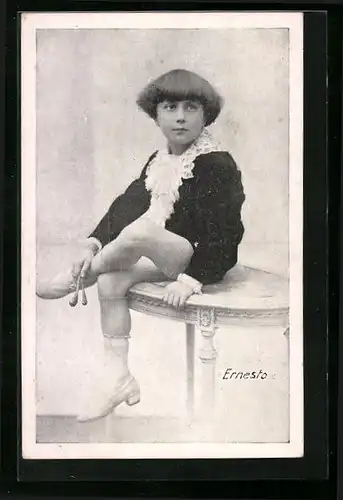 AK Ernesto auf Tisch sitzend