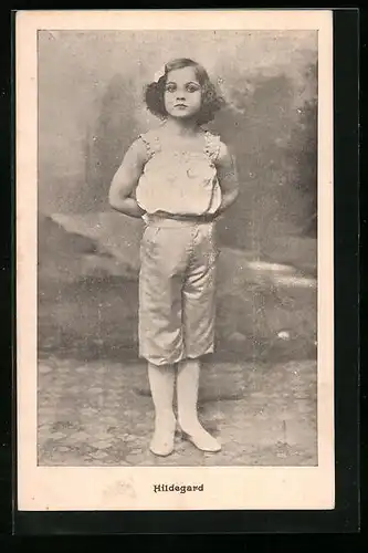 AK Hildegard vor Studiokulisse