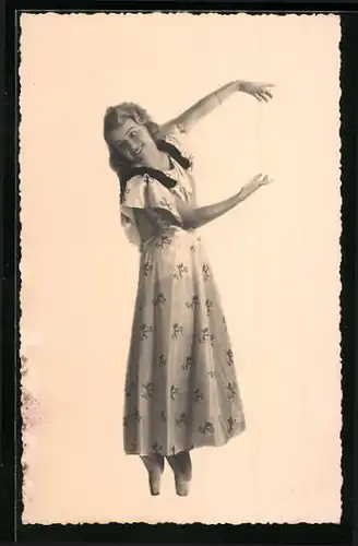 AK Tänzerinin Ballettschuhen und gemustertem Kleid
