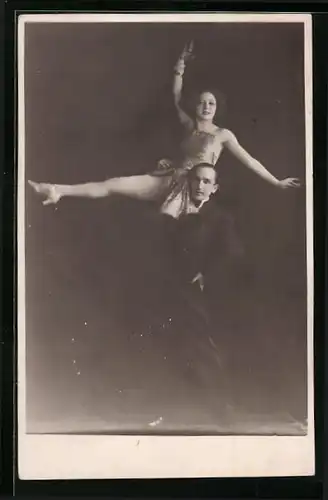 Foto-AK Tänzerpaar bei einer Haltefigur