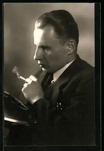 AK Raucher im Anzug beim Lesen