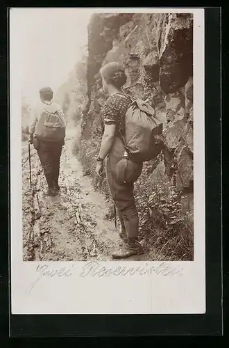 Foto-AK Zwei Frauen auf einer Wanderung