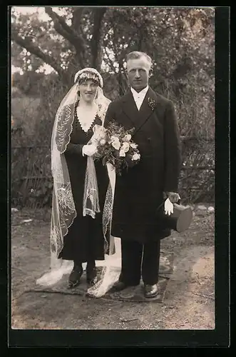 Foto-AK Frisch getrautes Brautpaar