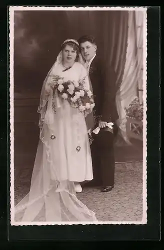 Foto-AK Junges Brautpaar am Tag seiner Hochzeit