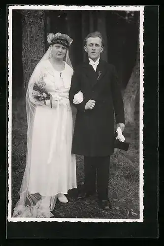 Foto-AK Hochzeitspaar am Waldrand fotografiert