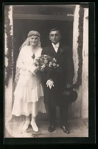 Foto-AK Brautpaar am Tag seiner Hochzeit am Kirchportal