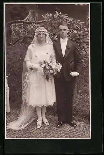 Foto-AK Brautpaar am Tag seiner Hochzeit im Park