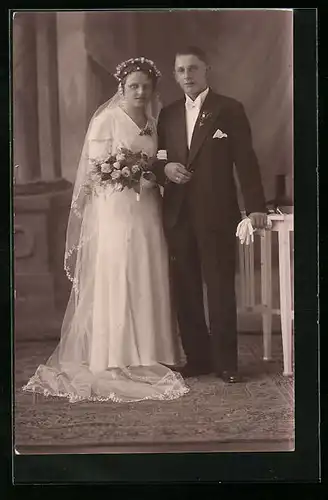 Foto-AK Brautpaar am Tag seiner Hochzeit im Fotostudio