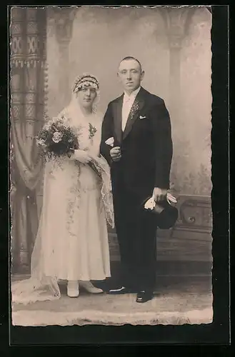 Foto-AK Brautpaar am Tag seiner Hochzeit vor Studiokulisse