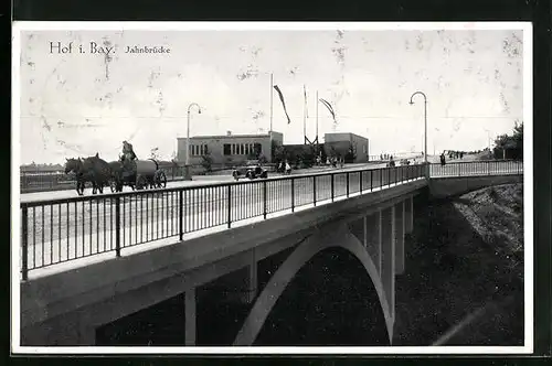 AK Hof /Bay., Jahnbrücke mit Pferdewagen und Auto