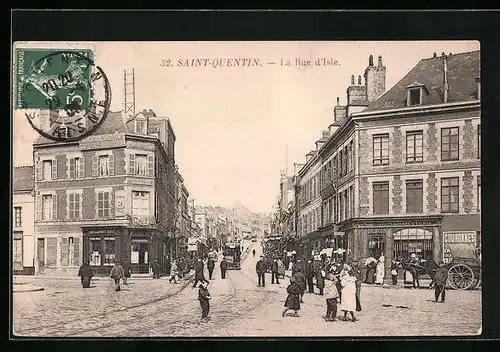 AK St-Quentin, La Rue d`Isle, Strassenbahn