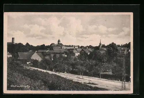 AK Droyssig, Ortsansicht mit Passanten und Blick zur Kirche