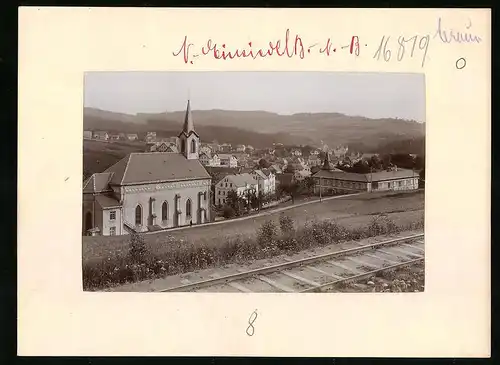 Fotografie Brück & Sohn Meissen, Ansicht Nieder Einsiedel, Ortsansicht mit Kirche von den Eisenbahnschienen gesehen