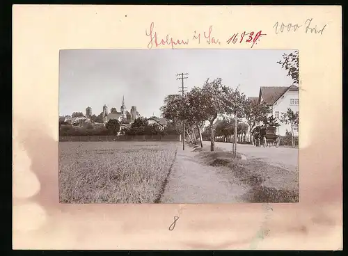 Fotografie Brück & Sohn Meissen, Ansicht Stolpen i. Sa., Strassenansicht mit Pferdekutsche, Kirchturm im Hintergrund
