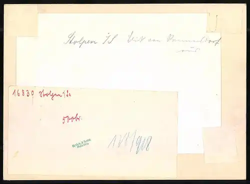 Fotografie Brück & Sohn Meissen, Ansicht Stolpen i. Sa., Strassenansicht mit Pferdekutsche, Kirchturm im Hintergrund