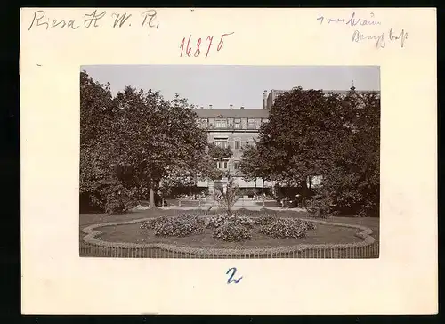 Fotografie Brück & Sohn Meissen, Ansicht Riesa, Gebäude mit Parkanlage Kaiser-Wilhelm-Platz