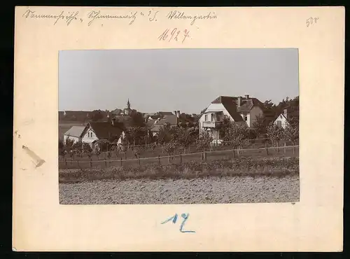 Fotografie Brück & Sohn Meissen, Ansicht Schmannewitz, Gehöft am Ortsrand, Kirche im Hintergrund