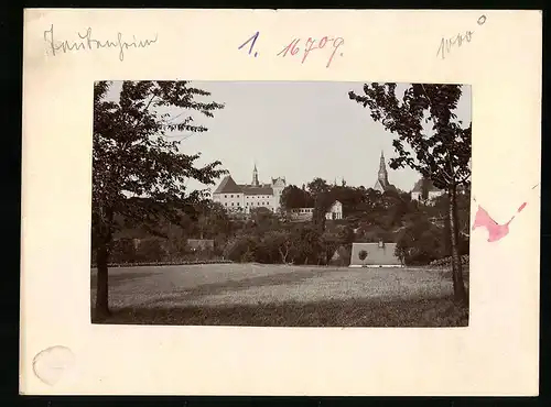 Fotografie Brück & Sohn Meissen, Ansicht Taubenheim, Partie im Park mit Blick zum Schloss