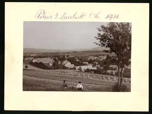 Fotografie Brück & Sohn Meissen, Ansicht Polenz i. Sa., Ortschaft vom nahen Acker gesehen
